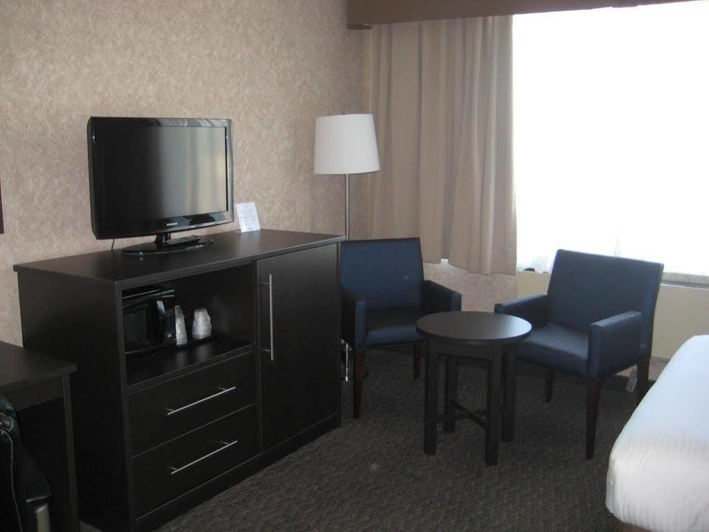 Days Inn By Wyndham Montreal Airport Conference Centre Dorval Buitenkant foto